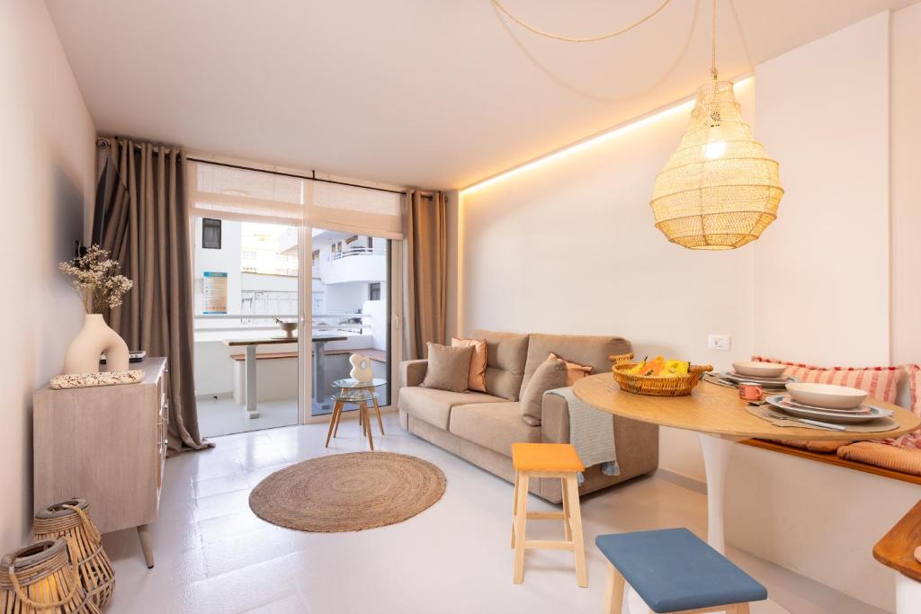 厄尔梅达诺Home2Book Charming Seaside Apt El Médano, Terrace的客厅配有桌子和沙发