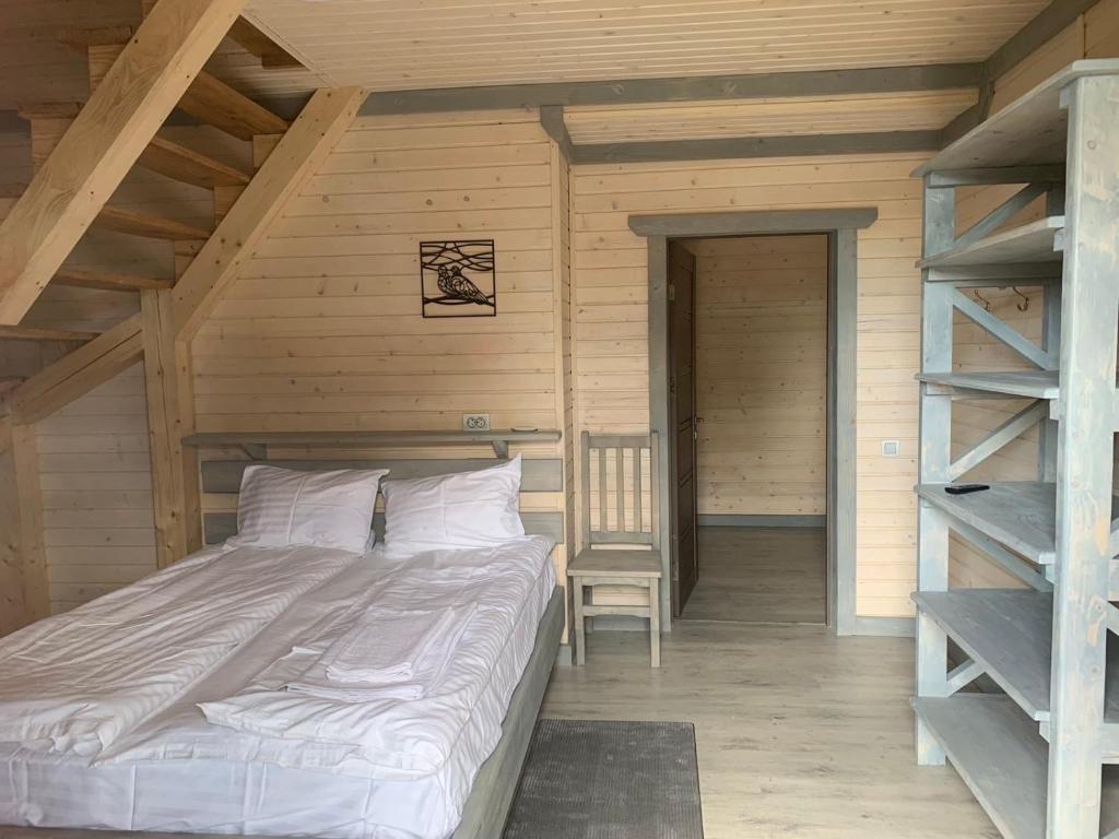 沃罗赫塔Чорногора的木板房的一张床位,设有梯子