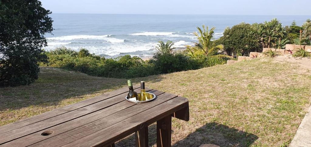 Sea ParkSea Escape的木凳,配有一瓶葡萄酒和一杯