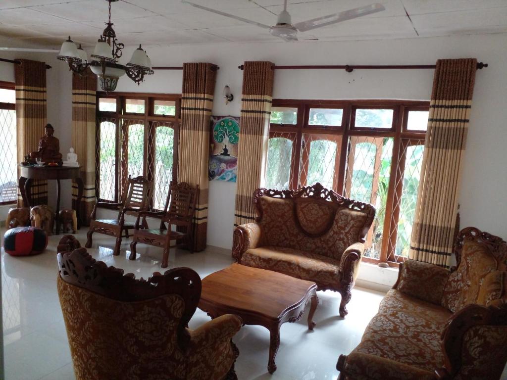 卡卢特勒Muthu Villa的客厅设有桌椅和窗户。