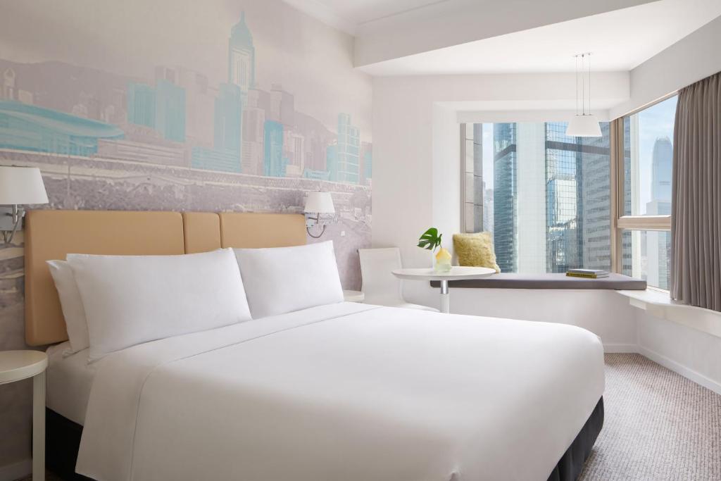 香港Ying'nFlo, Wesley Admiralty, Hong Kong的卧室设有白色的床和大窗户