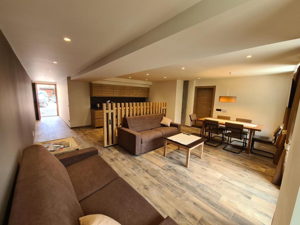 博尔米奥K2 home的客厅配有沙发和桌子