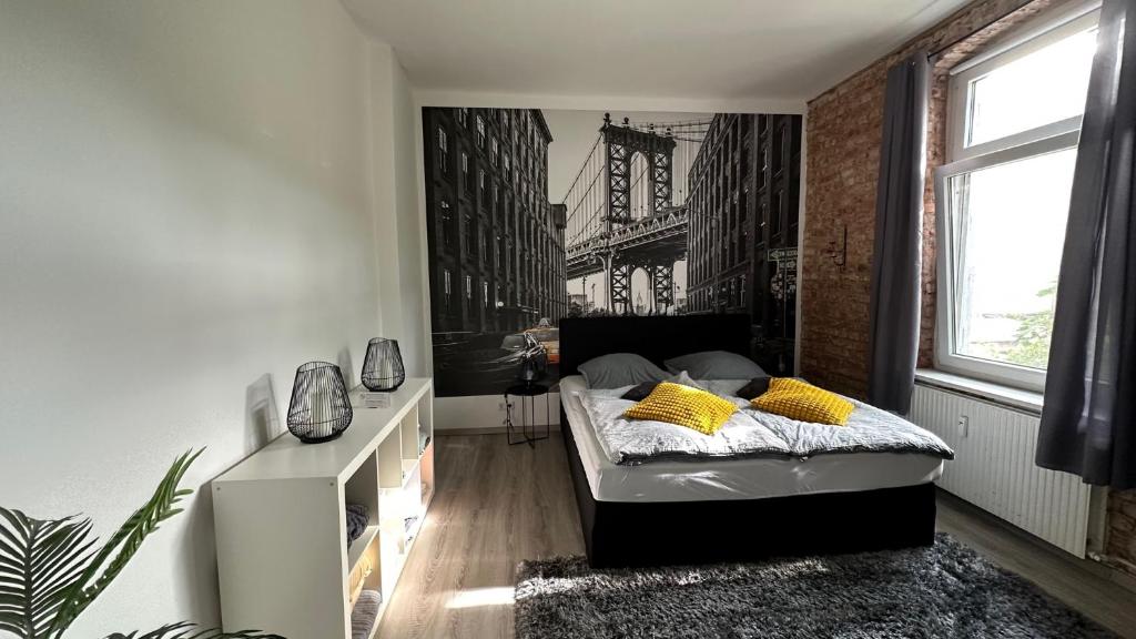 杜伊斯堡Appartment New York Nichtraucher的一间卧室设有一张床和一座桥墙