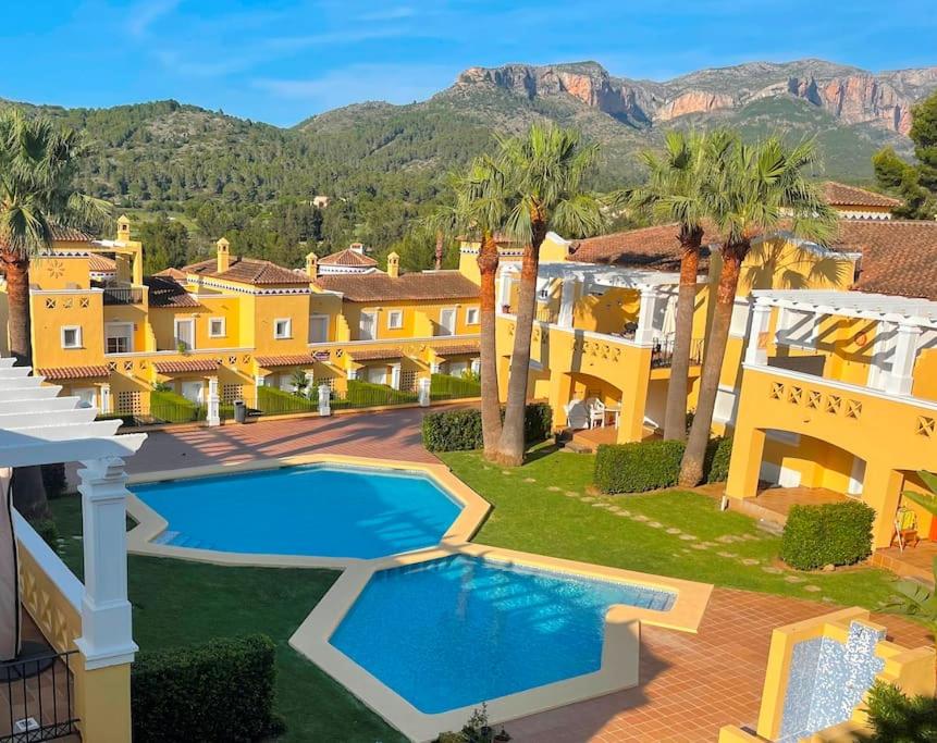 佩德雷尔Nice 4 Person apartment residence La Sella Golf Resort Marriott Denia的享有带游泳池的房屋的空中景致