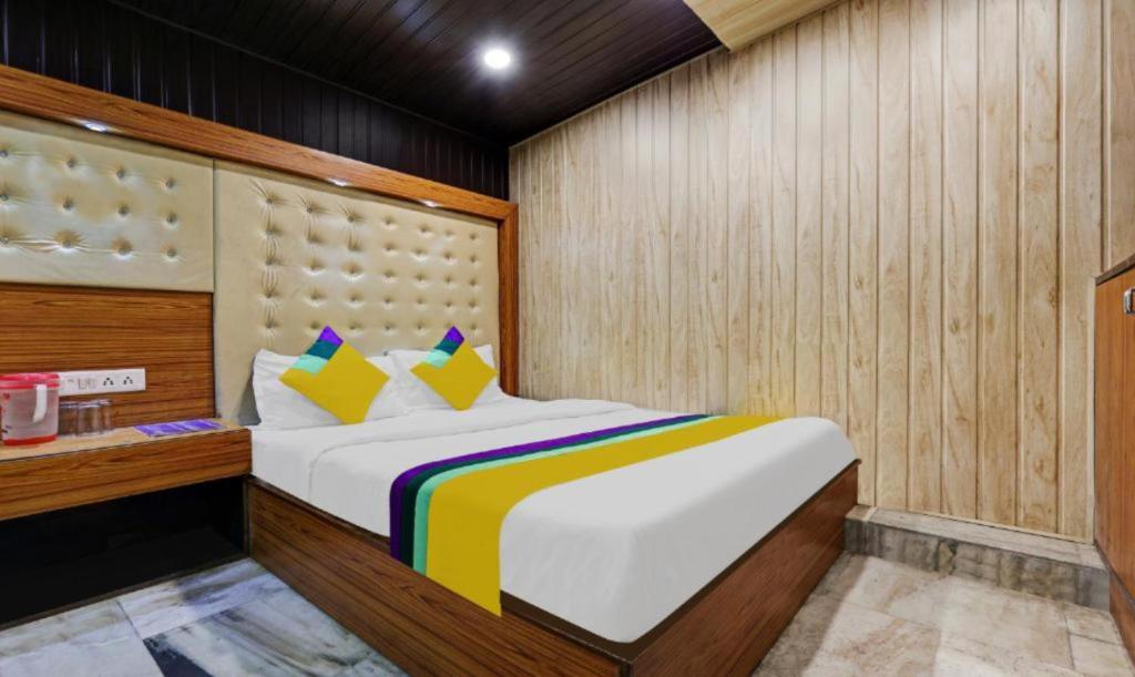 奈尼塔尔Hotel Flatties Mall Road Nainital-Near Lake View point的一间卧室配有一张大床和一张书桌