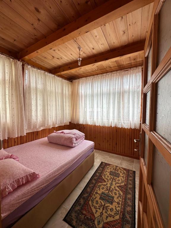 艾德亚耶拉西İnka Apart House的木屋内的卧室配有一张床