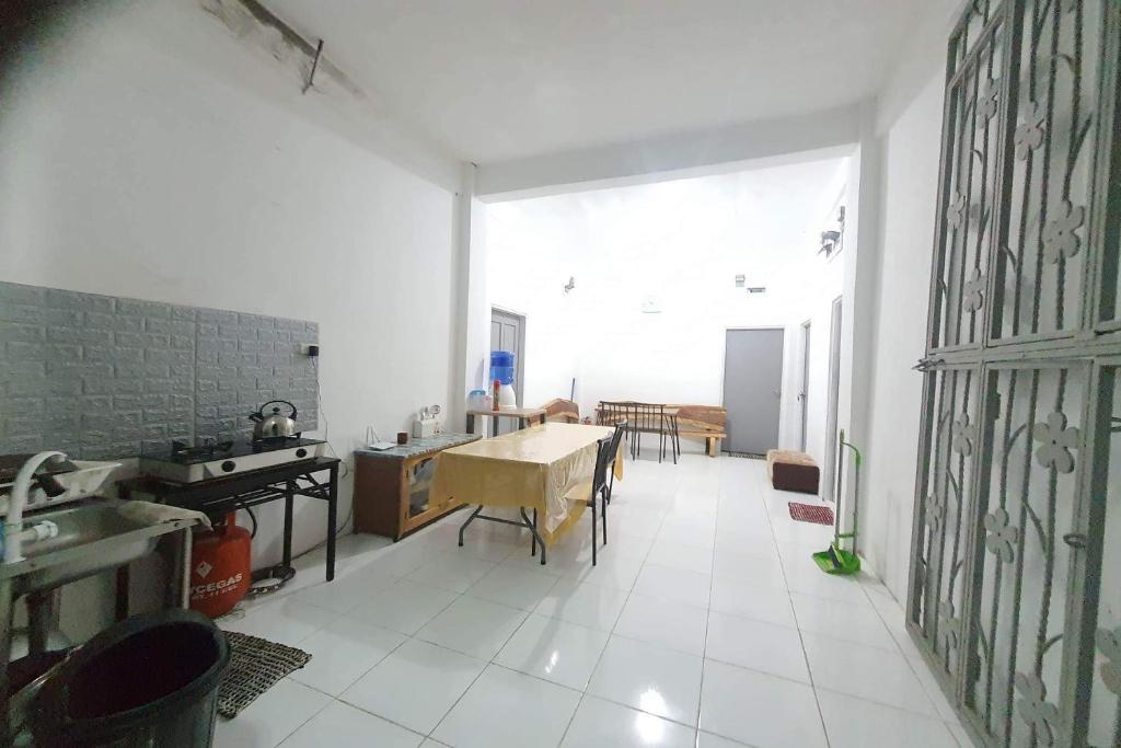 道伊斯Bohol Transient LRUY的厨房设有大窗户和桌子