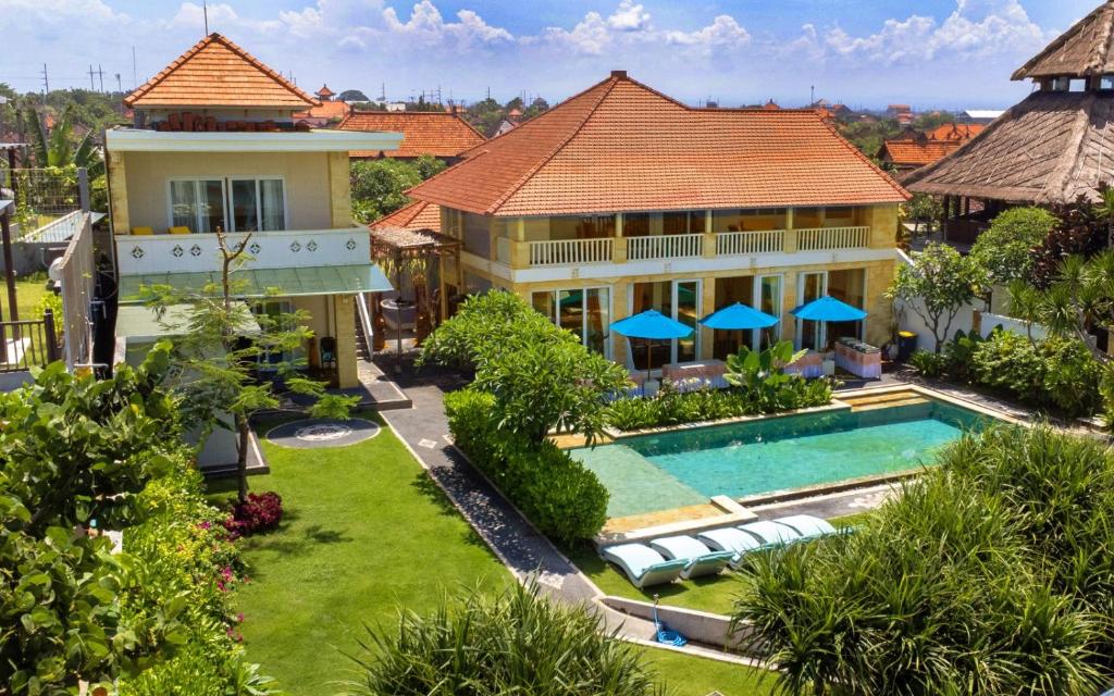 KetewelSuzuki Villa Ketewel Beachfront的享有带游泳池的房屋的空中景致