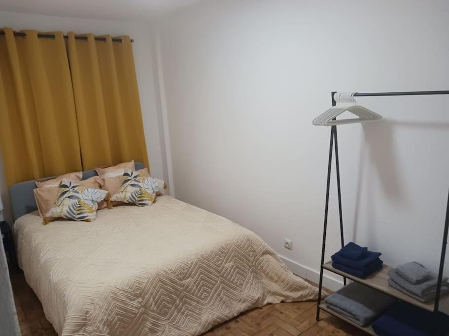 里斯本Simpático apartamento no centro的一间卧室配有一张床和一盏灯