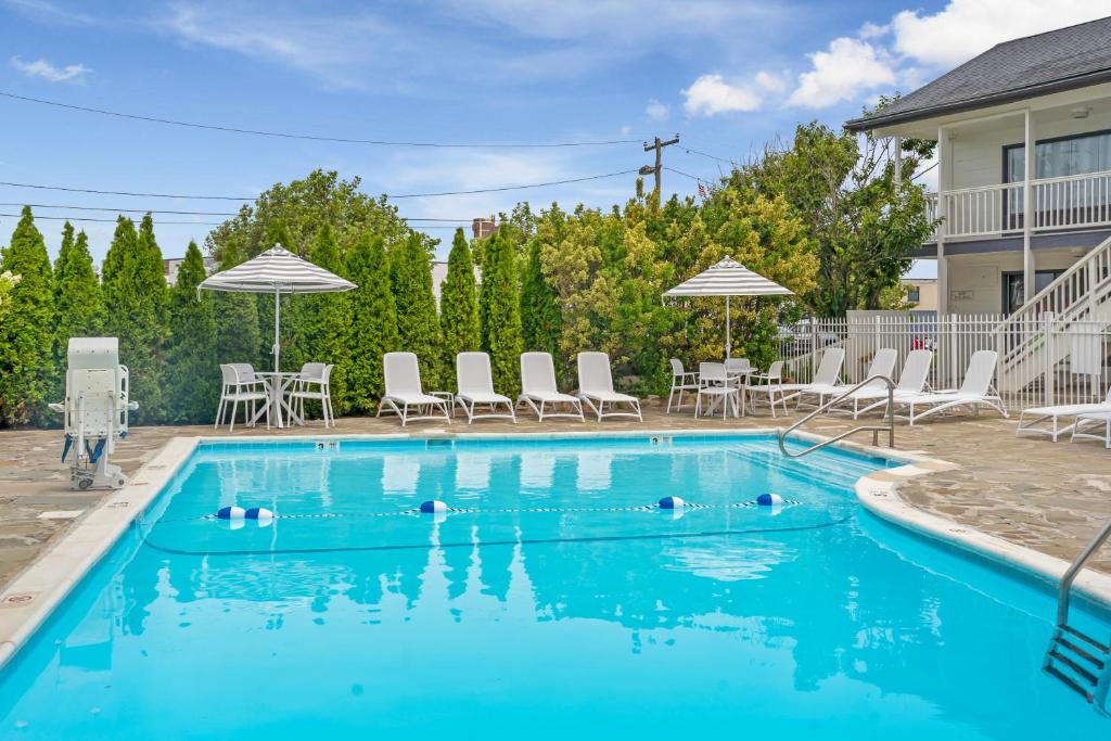 蒙托克波浪酒店 - 蒙托克的房屋前的游泳池配有椅子和遮阳伞
