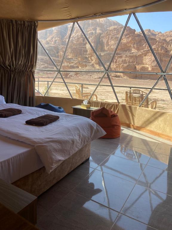 瓦迪拉姆Bilal luxury camp的客房设有床和大窗户。