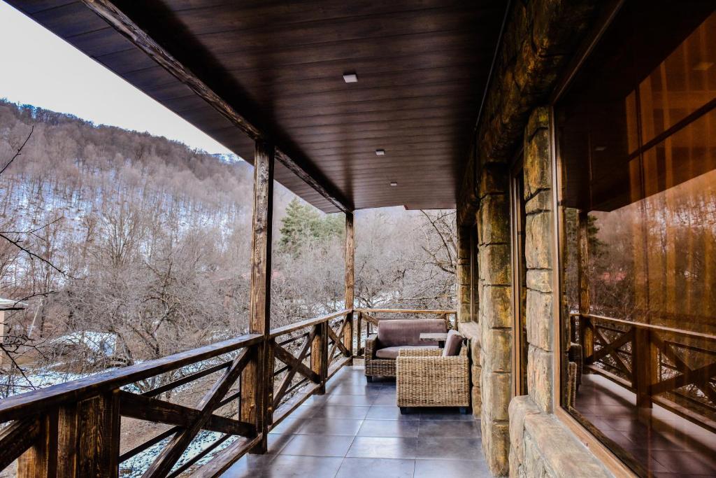 迪利然Maestro Rest House Dilijan的客房设有山景阳台。