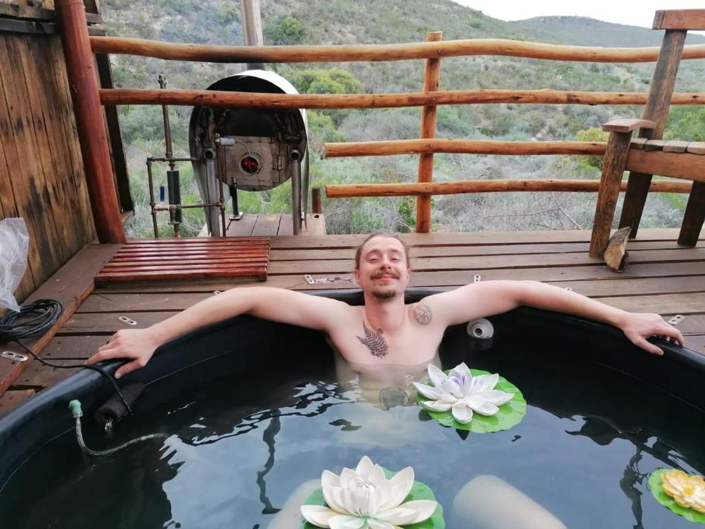 巴里代尔Protea Lodge - Glamping in the Karoo的人,在浴缸里,有水 ⁇ 