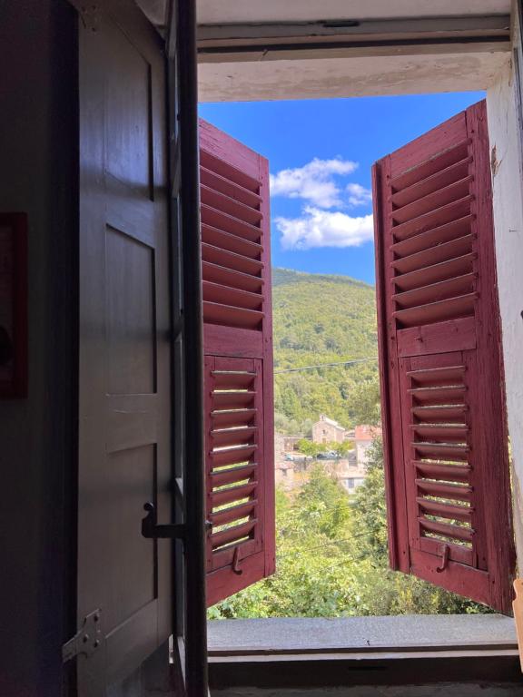 Santa-Lucia-di-MercurioGite casa mea的山景开放式窗户