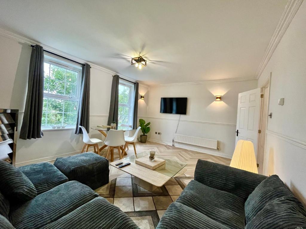 卡迪夫Stylish Penarth Marina Apartment的客厅配有沙发和桌子