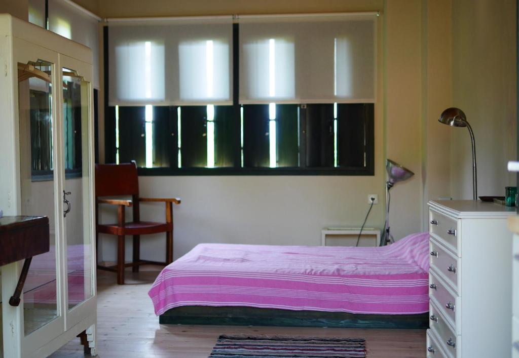 寇特Chorto Garden Home的一间卧室配有一张床、梳妆台和窗户。