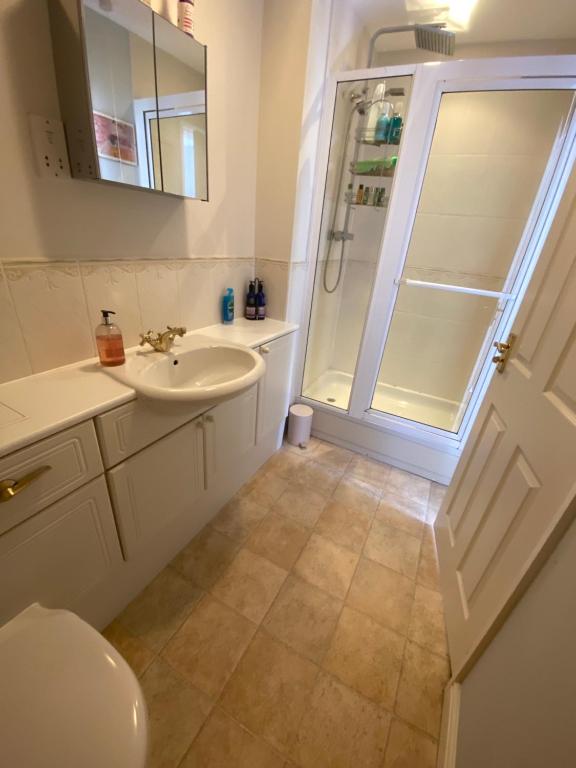 帕多克伍德Two double bedrooms in Paddock Wood的白色的浴室设有水槽和淋浴。