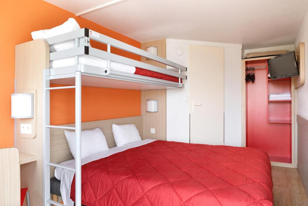勒河畔的圣马丁Première Classe Châlons-en-Champagne的一间卧室配有红色的床和双层床