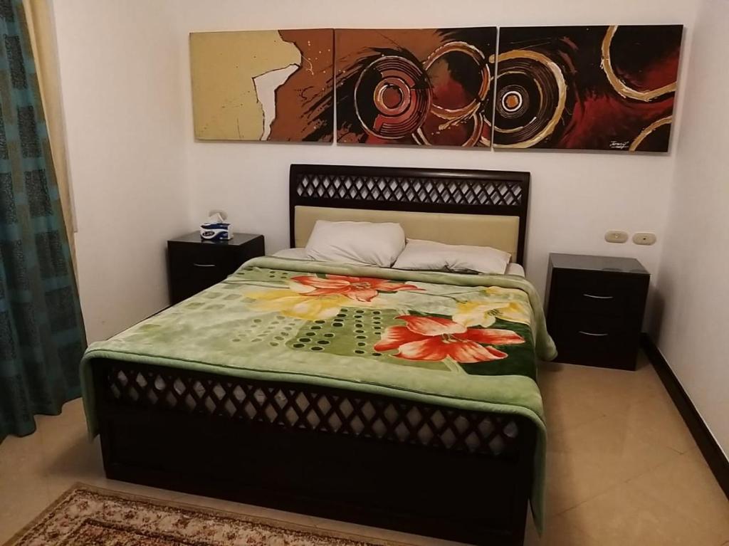 沙姆沙伊赫شرم ستار مكتب رقم 230的一间卧室配有一张带花毯的床