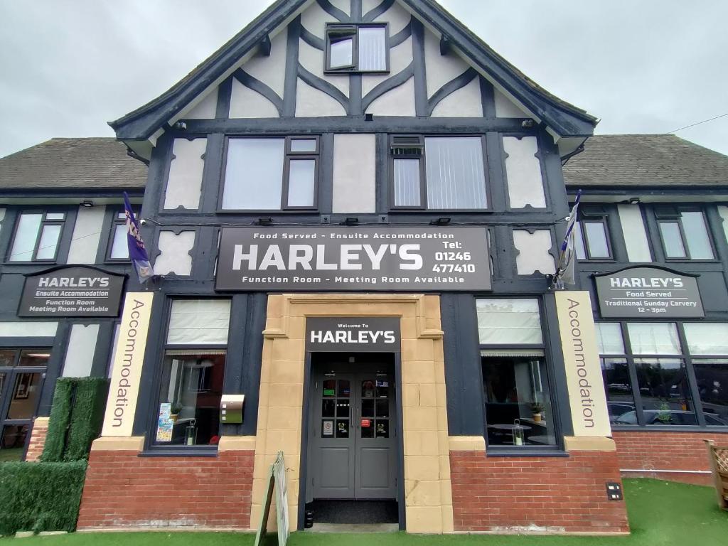 切斯特菲尔德Harleys Inn的一座黑白的大建筑,有商店