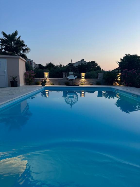 马林斯卡Holiday House Serenity的蓝色海水大型游泳池