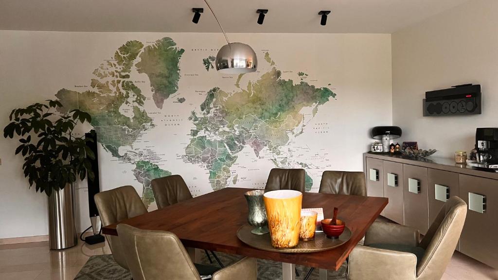旧蒂尔瑙特Ikigai的一张餐桌,墙上挂着世界地图