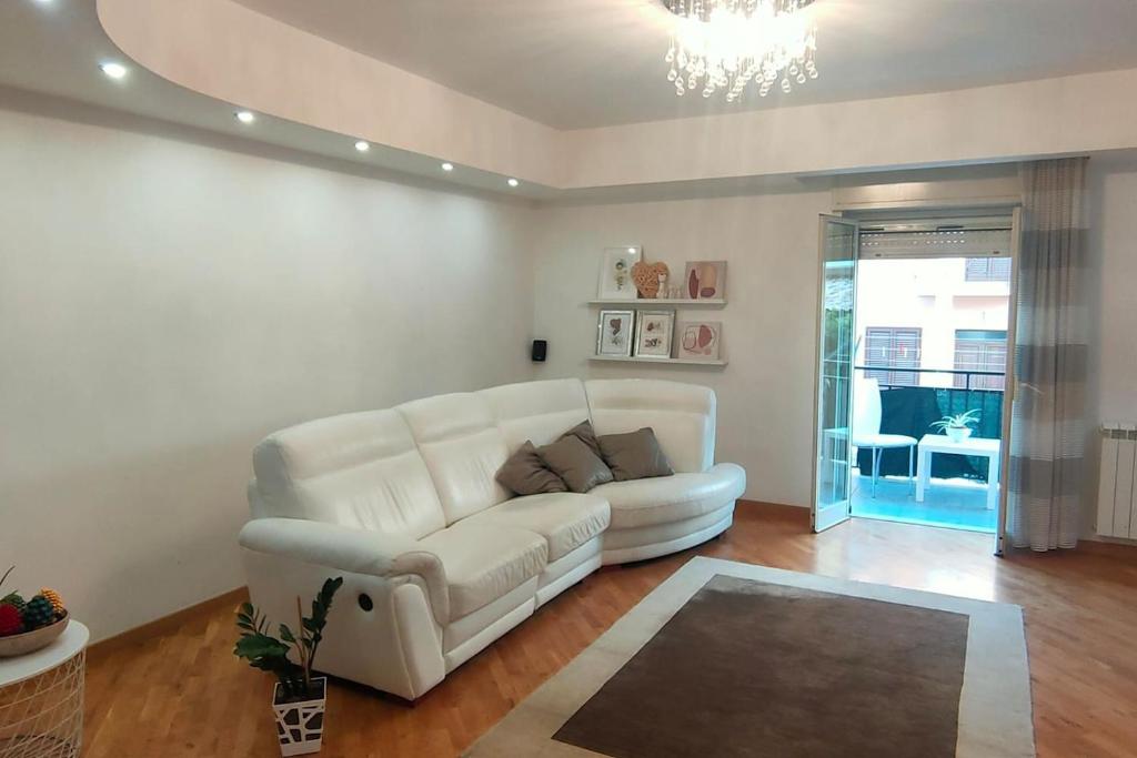 PietraperziaElegant house的客厅配有白色沙发和吊灯。