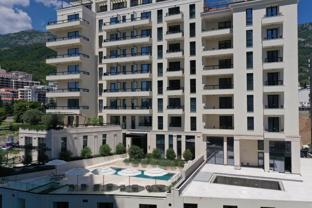 贝西奇CASA AL MARE RESIDENCE的公寓大楼设有带游泳池的阳台