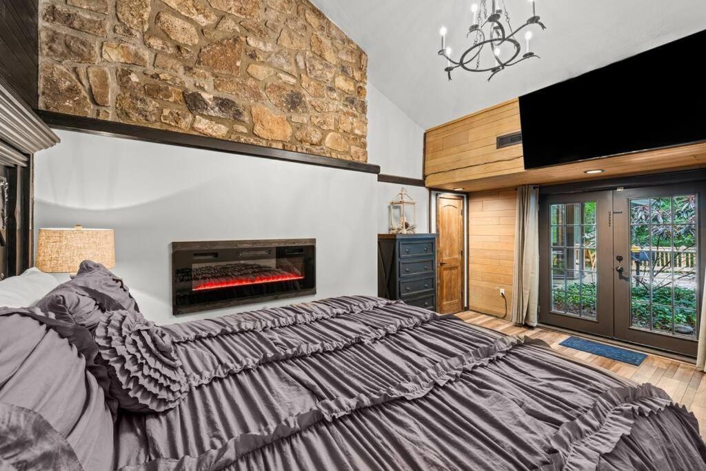 Bourbon Hollow Lodge with Hot Tub and Pool plus Game Room only 5 min to downtown客房内的一张或多张床位
