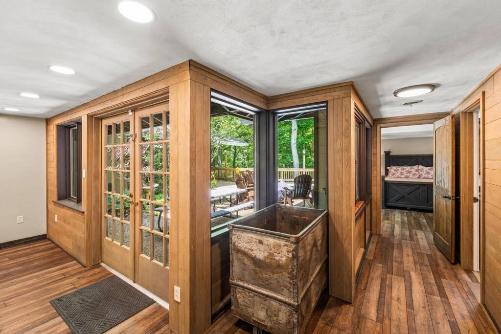 Bourbon Hollow Lodge with Hot Tub and Pool plus Game Room only 5 min to downtown的厨房或小厨房