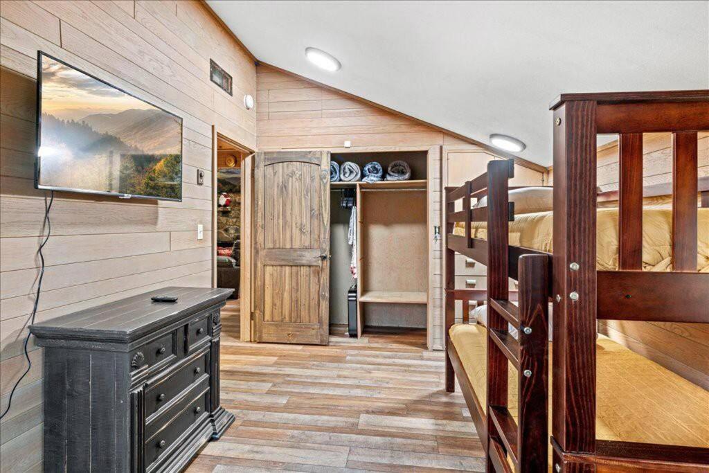 Bourbon Hollow Lodge with Hot Tub and Pool plus Game Room only 5 min to downtown的厨房或小厨房