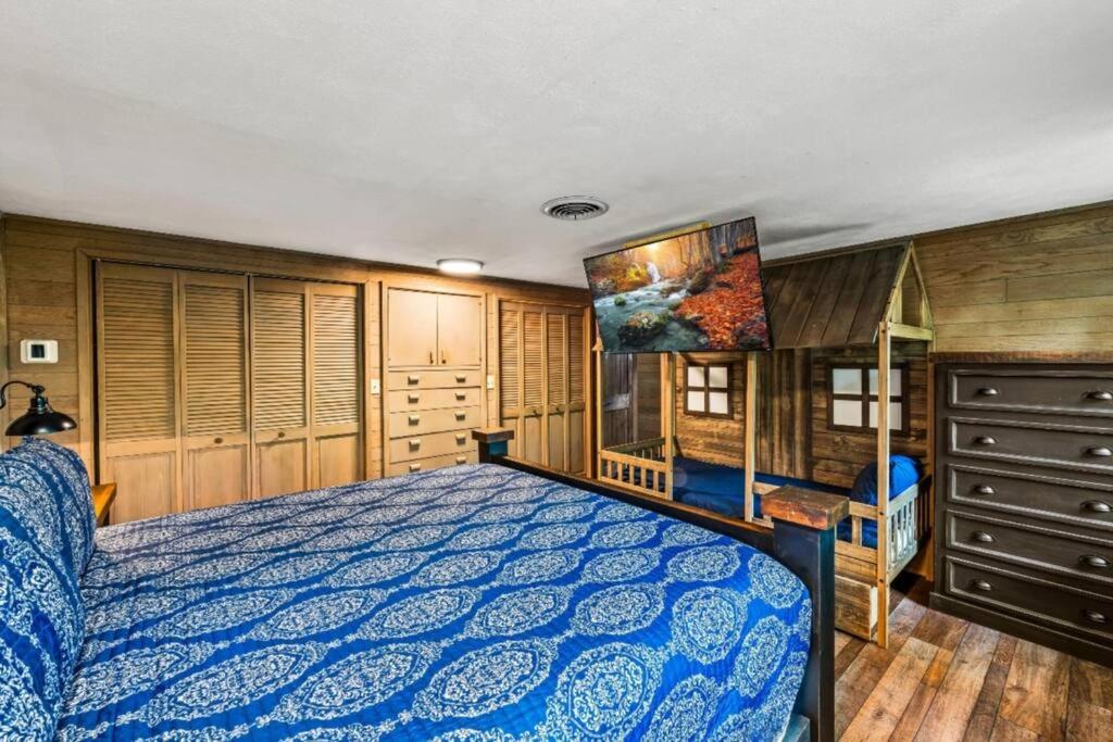 Bourbon Hollow Lodge with Hot Tub and Pool plus Game Room only 5 min to downtown客房内的一张或多张床位