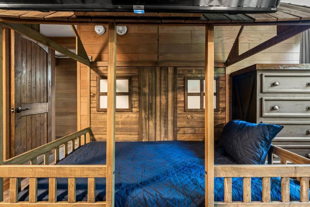 Bourbon Hollow Lodge with Hot Tub and Pool plus Game Room only 5 min to downtown客房内的一张或多张床位