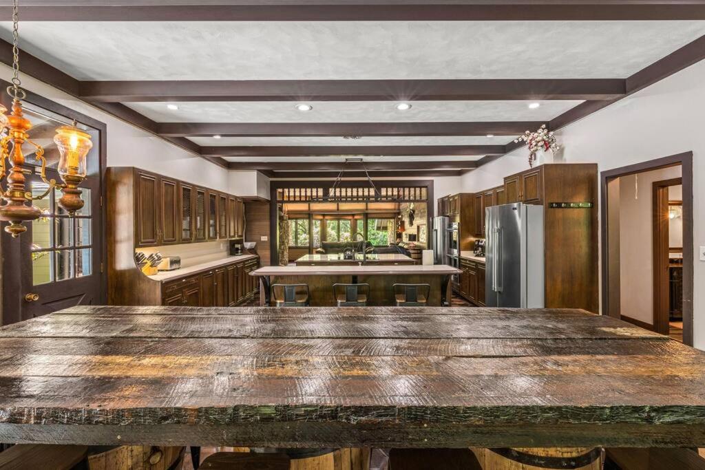 Bourbon Hollow Lodge with Hot Tub and Pool plus Game Room only 5 min to downtown平面图