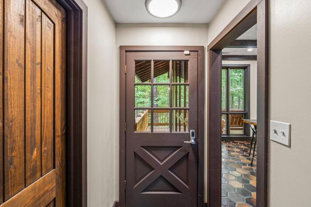Bourbon Hollow Lodge with Hot Tub and Pool plus Game Room only 5 min to downtown平面图