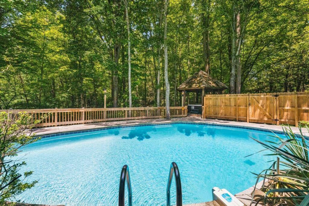 Bourbon Hollow Lodge with Hot Tub and Pool plus Game Room only 5 min to downtown内部或周边的泳池