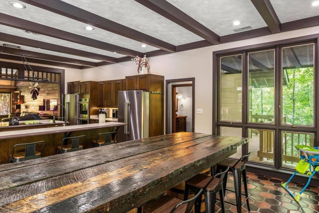 Bourbon Hollow Lodge with Hot Tub and Pool plus Game Room only 5 min to downtown平面图