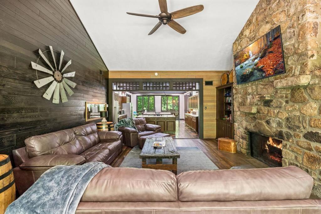 Bourbon Hollow Lodge with Hot Tub and Pool plus Game Room only 5 min to downtown的休息区