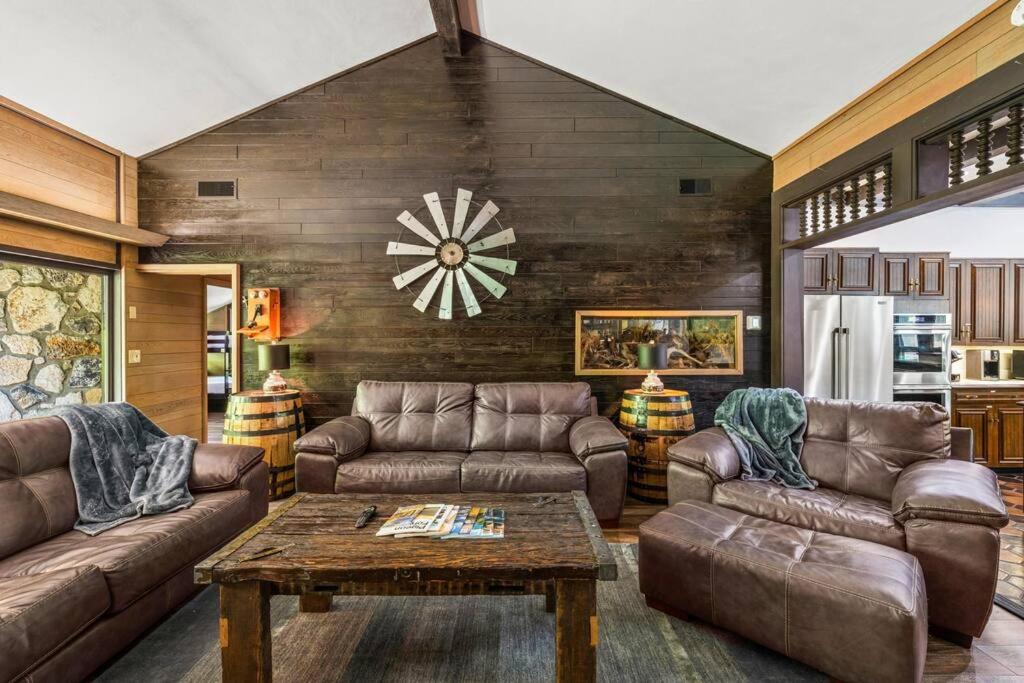 Bourbon Hollow Lodge with Hot Tub and Pool plus Game Room only 5 min to downtown的休息区