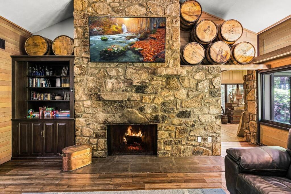 Bourbon Hollow Lodge with Hot Tub and Pool plus Game Room only 5 min to downtown的休息区