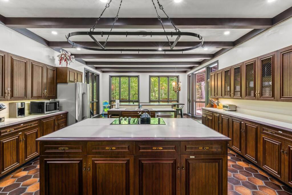 Bourbon Hollow Lodge with Hot Tub and Pool plus Game Room only 5 min to downtown的厨房或小厨房