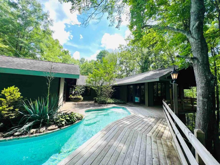 Bourbon Hollow Lodge with Hot Tub and Pool plus Game Room only 5 min to downtown内部或周边的泳池