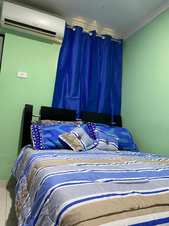 巴耶杜帕尔Hotel Napoles Valledupar的蓝色卧室,配有蓝色窗帘
