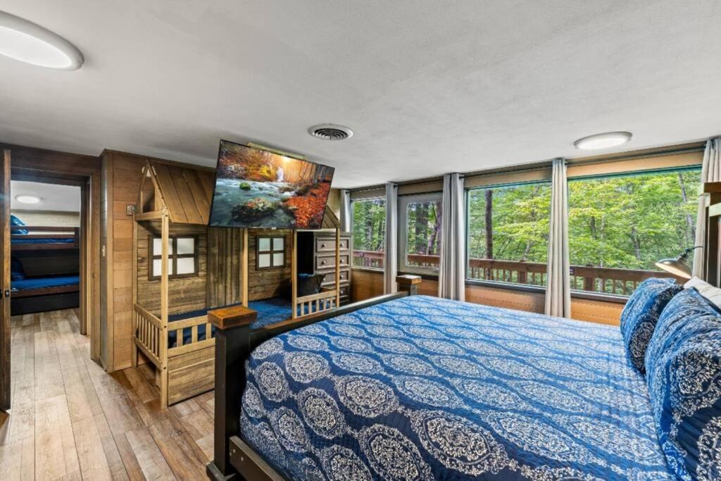 Bourbon Hollow Lodge with Hot Tub and Pool plus Game Room only 5 min to downtown客房内的一张或多张床位