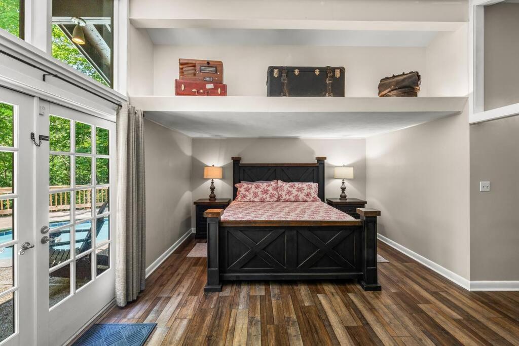 Bourbon Hollow Lodge with Hot Tub and Pool plus Game Room only 5 min to downtown客房内的一张或多张床位