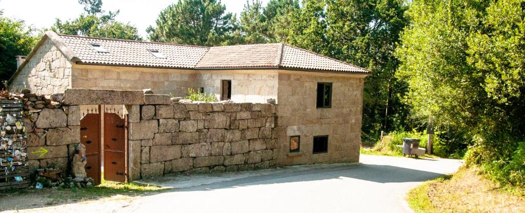 雷东德拉Casa D'Mina的石头建筑,有门和石墙