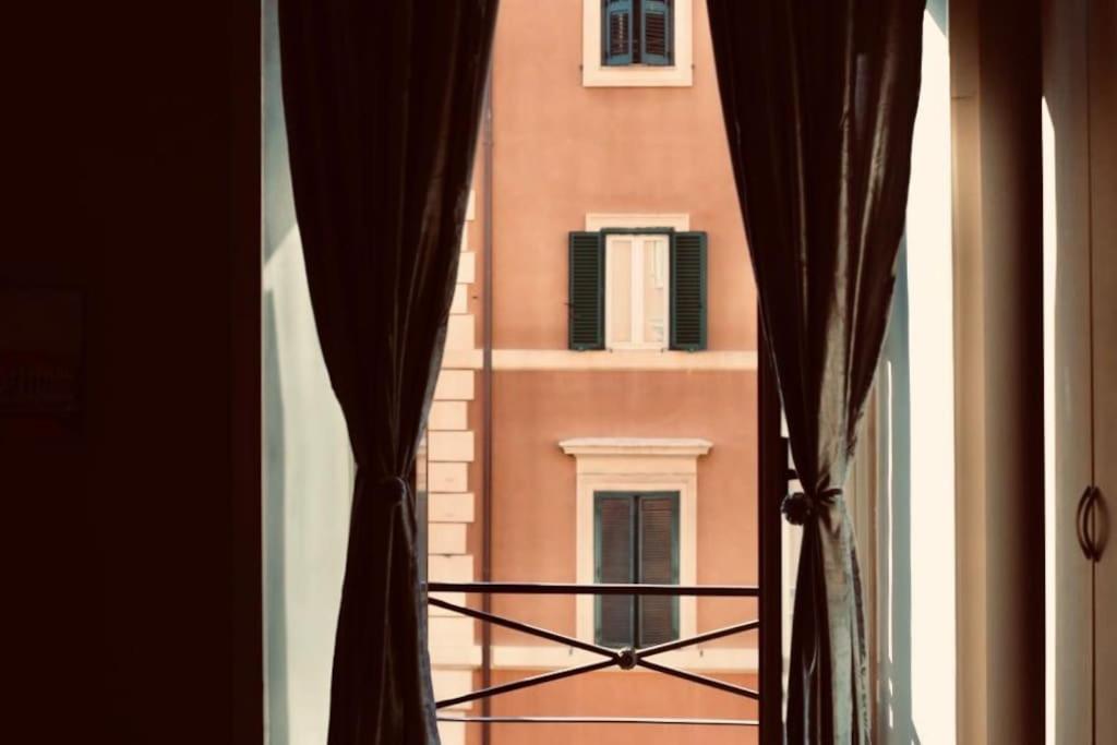 罗马La Dolce Vita的从窗户可欣赏到建筑的景色