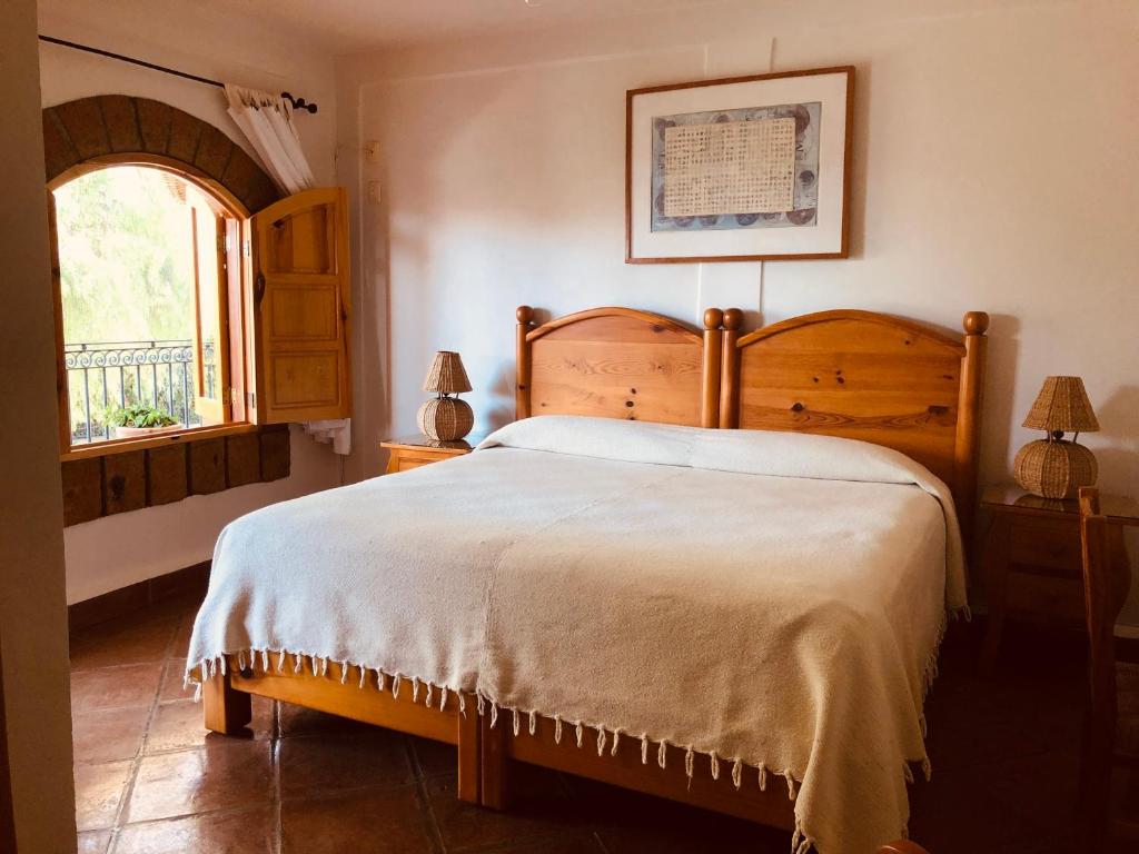 Tenancingo de DegolladoHotel El Portón的一间卧室设有一张大床和一个窗户。