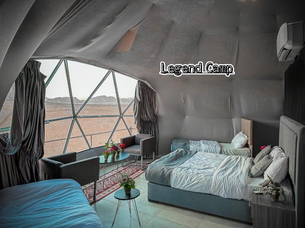 瓦迪拉姆Rum Legend camp的一间卧室设有一张床和一个大窗户