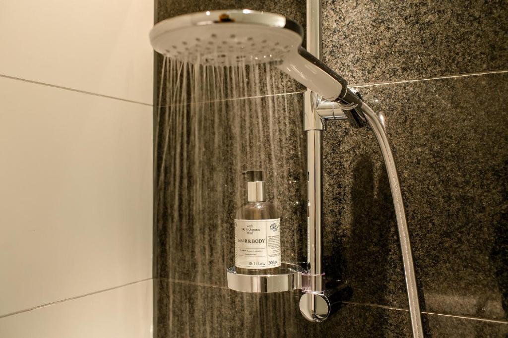 巴黎巴黎金门一号汽车旅馆的浴室提供淋浴和1瓶肥皂